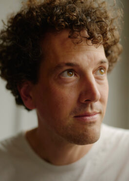 Simon Wahlers, Zweifel, Verlage gegen Rechts, David Baglietto Fotograf in Hamburg für Redaktionen, Agenturen, Firmen und Solo-Selbstständige. www.davidbaglietto.de David Baglietto Fotograf Hamburg