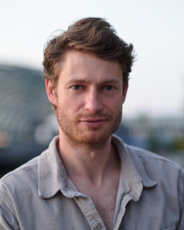 Der Schauspieler Jonas Anders im Porträt auf den Elbbrücken in der blauen Stunde. David Baglietto Fotograf Hamburg