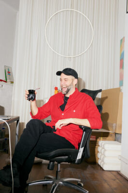 Mariano Pascual lacht mit Mate-Becher im Ateliersessel — authentisches Porträt eines Illustrators David Baglietto Fotograf Hamburg