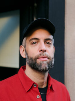Mariano Pascual Nahaufnahme im Freien — direkter Blick, rotes Hemd, Porträtfotografie Hamburg David Baglietto Fotograf Hamburg